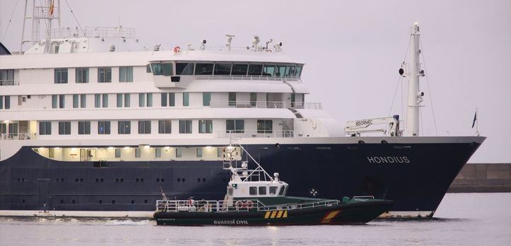 Dispositivo para evacuar a los pasajeros del crucero afectado con hantavirus fondeado en la costa canaria