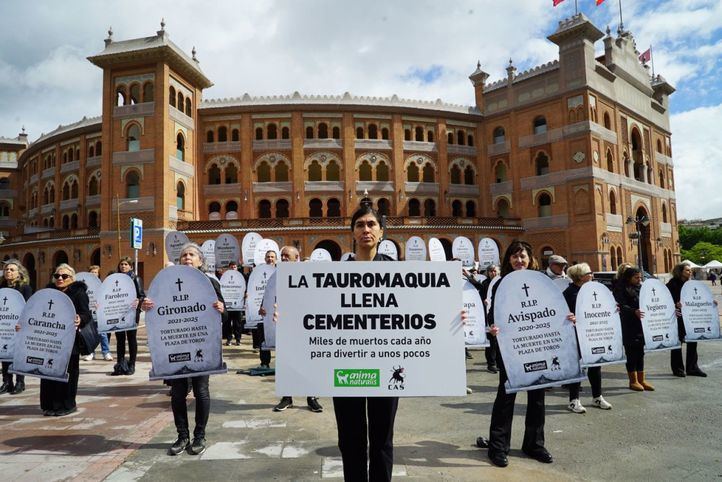 Protesta antitaurina de activistas de AnimaNaturalis y CAS International