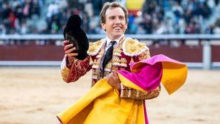 Román sonríe y saluda al dar la vuelta al ruedo tras lidiar al toro del que obtuvo una oreja.