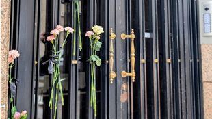 Puerta de la casa de la joven asesinada en Carabanchel