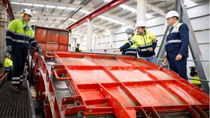 El consejero de Vivienda, Transportes e Infraestructuras, Jorge Rodrigo visita la fábrica de dovelas para la L11 de Metro