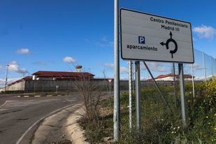 Un cartel indica la dirección a la entrada de la Cárcel de Valdemoro/Centro Penitenciario Madrid III, junto al exterior de la prisión, en Valdemoro