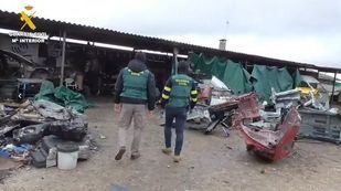Agentes de la Guardia Civil en una chatarrería