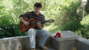 Pablito Tedeka, tocando la guitarra.