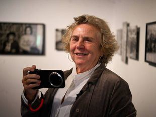 Isabel Azkarate inaugura PhotoEspaña con un diálogo entre la cámara clásica y el teléfono móvil