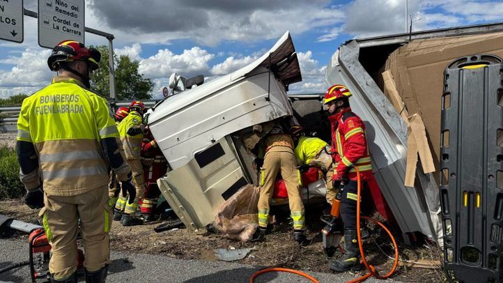 Rescate de un camionero atrapado tras volcar en Leganés