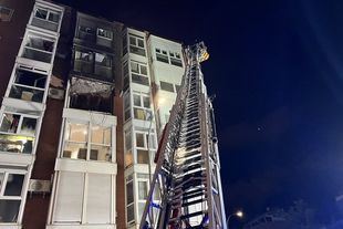 Un incendio en una vivienda de Ciudad Lineal deja tres heridos leves por intoxicación.