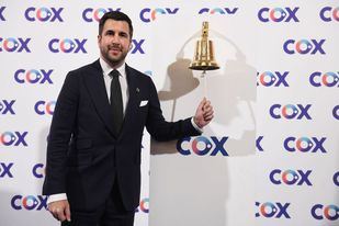 Enrique Riquelme, toca la campana durante la ceremonia de salida a Bolsa de Cox, en noviembre de 2024.