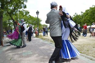 Los talleres de vestidos de chulapa registran un aumento del 75 % en pedidos