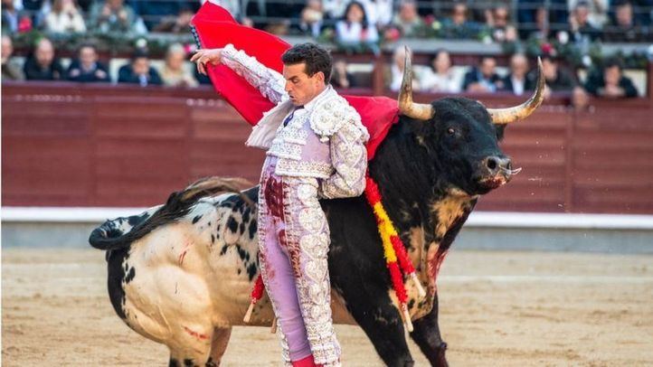 Bernadina de Fernando Adrián al espectacular y ofensivo tercer toro del que cortó una oreja.