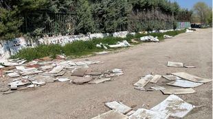 Basura en los alrededores de la escuela infantil El Cuco.