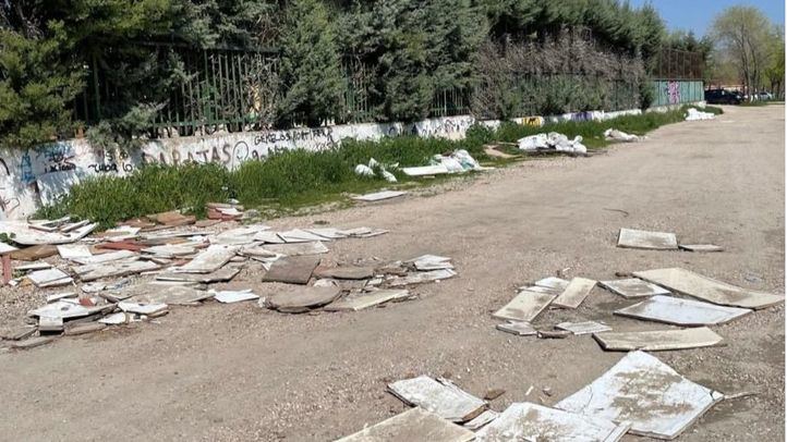 Basura en los alrededores de la escuela infantil El Cuco.