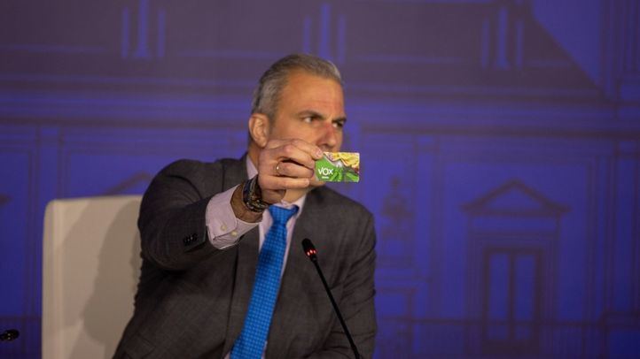 Ortega Smith enseñando su carné de afiliado al partido.