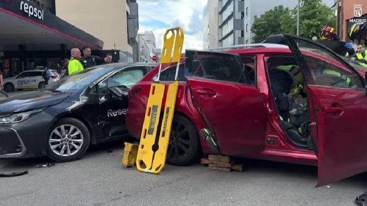 Ocho personas heridas en un aparatoso accidente en calle Alcalá entre un VTC, un turismo y un coche patrulla.