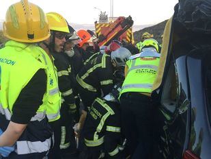 El conductor quedó atrapado en el interior del vehículo y falleció a consecuencia de las llamas.