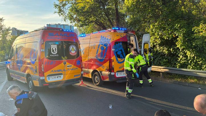 Los servicios de emergencias atienden al herido en la colisión.