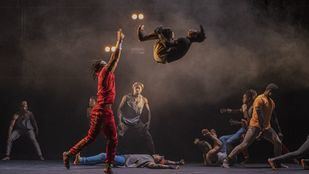 Acrobacias, danza y conciencia social: así es el fenómeno de Circus Baobab