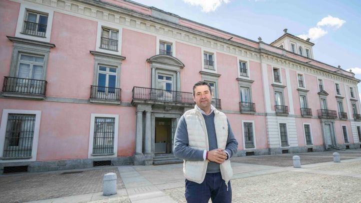 Javier Nicolás, concejal de Patrimonio Histórico y Turismo del Ayuntamiento de Boadilla del Monte, en la puerta de acceso al Palacio del Infante Don Luis