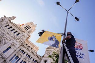 Cartelería visita del Papa en Cibeles.