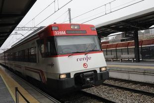 Demoras en la C-7 y C-8 tras una interrupción: una avería ha provocado un traslado de personas por las vías