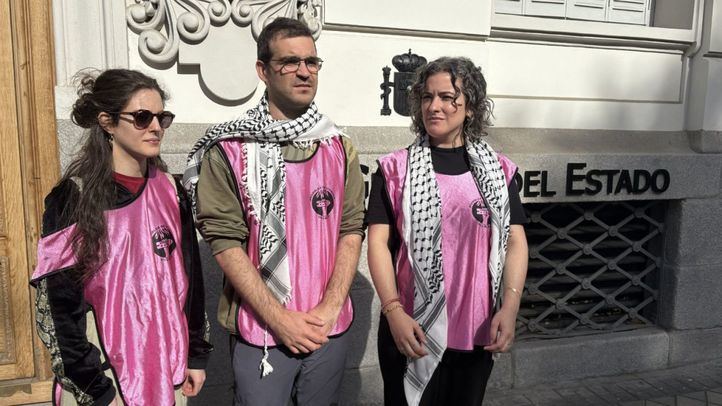 Algunos de los activistas encausados por la protesta propalestina durante La Vuelta a España 2025, este miércoles frente a la sede de la Fiscalía General del Estado durante la presentación de la campaña de las denominadas '8 de Becerril'..