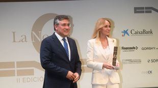 Esther Alcocer Koplowitz, presidenta del Grupo FCC, recogió el premio de manos de Pedro Fernández Alén, presidente de la CNC