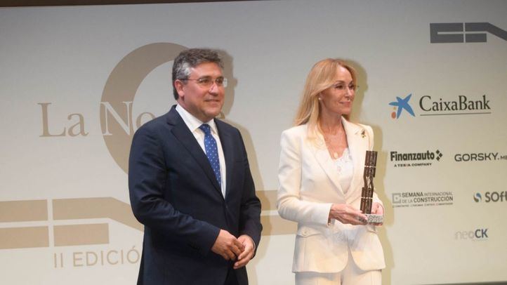 Esther Alcocer Koplowitz, presidenta del Grupo FCC, recogió el premio de manos de Pedro Fernández Alén, presidente de la CNC