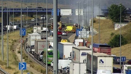 Arde un vehículo tras una colisión múltiple en la A-5 a la altura de Móstoles