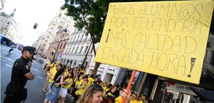 Concentración de educadoras infantiles a las puertas de la Consejería durante la reunión con la consejera