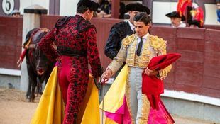 Pablo Aguado, cabizbajo, entrega a su subalterno Perico el descabello con el que falló repetidas veces con su primer toro, con el que escuchó los tres avisos.