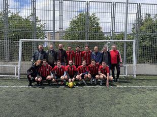 Veteranos y jóvenes del Atlético Birgueiro, tras el último partido de la temporada 2025/26.