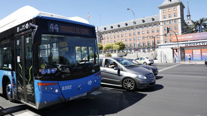 Un autobús urbano de la EMT circula por las inmediaciones del intercambiador de Moncloa.
