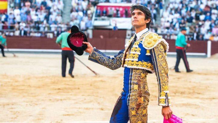 Seriedad de Castella al dar la vuelta al ruedo tras sus fallos con los aceros a una gran faena.