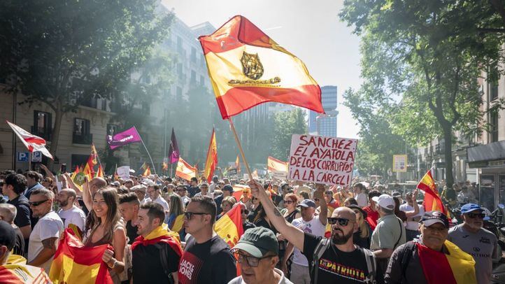 Manifestante porta pancarta con lema 'Sánchez, el ayatolá de los corruptos, a la cárcel'.