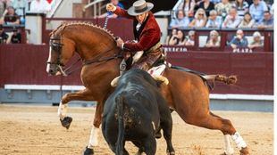 Andy Cartagena ante el toro del que obtuvo una oreja.