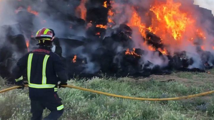 Bomberos extinguen un incendio de fardos de paja en Camarma.