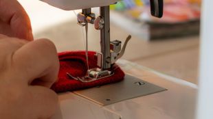 La costura vuelve a casa: claves para elegir una máquina fiable para arreglos, moda y proyectos creativos