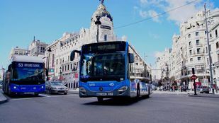Uno de los autobuses de la EMT circulando por Gran Vía