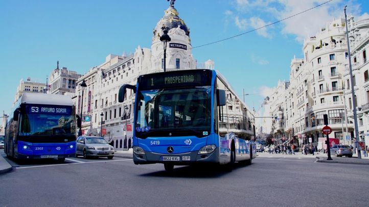 Uno de los autobuses de la EMT circulando por Gran Vía