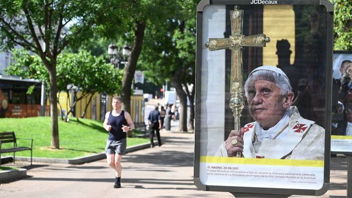 Exposición fotográfica con motivo de la visita del papa León XIV a la capital, en el paseo de Recoletos.