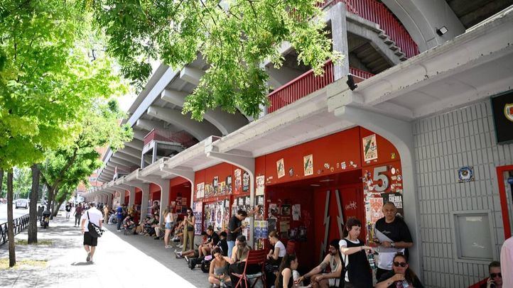 Largas colas en las taquillas del estadio de Vallecas durante la venta de entradas para seguir en directo la final europea del Rayo Vallecano