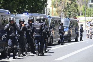 Gran presencia policial durante la manifestación contra la OTAN
