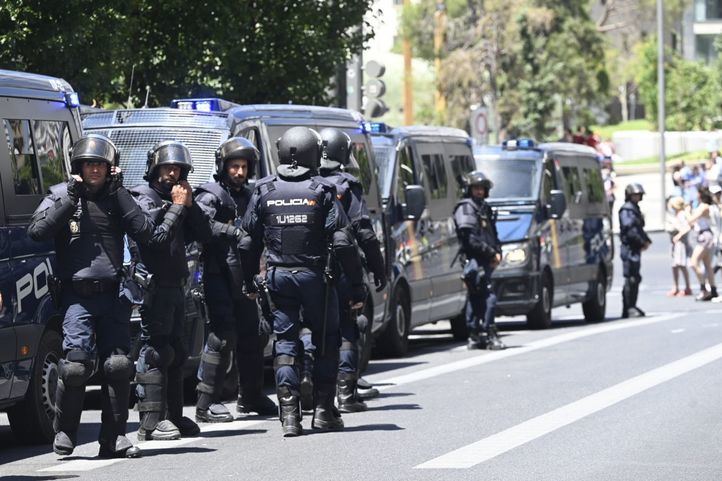 Gran presencia policial durante la manifestación contra la OTAN