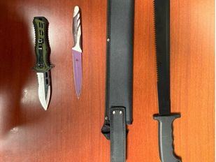 Durante la intervención fueron incautados un machete, un cuchillo y una navaja militar.