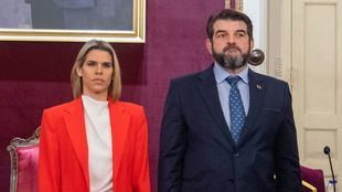 La alcaldesa de Alcalá de Henares, Judith Piquet, junto al segundo teniente de alcalde, Víctor Acosta