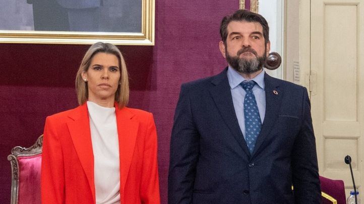 La alcaldesa de Alcalá de Henares, Judith Piquet, junto al segundo teniente de alcalde, Víctor Acosta
