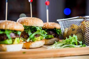 Minihamburguesas de rabo de toro con aguacate y chutney de mango (Bendita Locura)