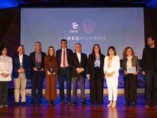 Foto de familia con los premiados en 'La Red Humana' junto a representantes de Clece.