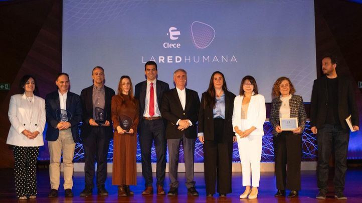 Foto de familia con los premiados en 'La Red Humana' junto a representantes de Clece.