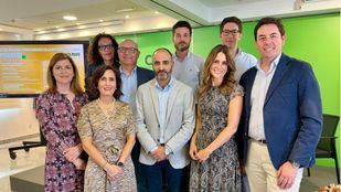 El presidente del COFM, Manuel Martínez del Peral; el vocal de Docencia e Investigación, Ignacio Padrino; y la vocal de Industria del COFM, María González, junto con representantes de la Agencia Española de Medicamentos y Productos Sanitarios, de la industria farmacéutica, hospitales, CROs y otros expertos del sector, durante el acto conmemorativo del 40 edición del Posgrado de Monitorización de Ensayos Clínicos
